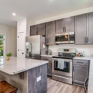 Holiday home Flow Bungalow-mins To Downtown-dining-base Pensacola